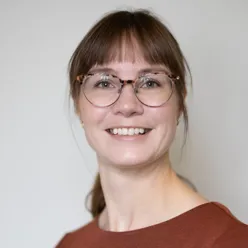 En kvinne som bruker briller