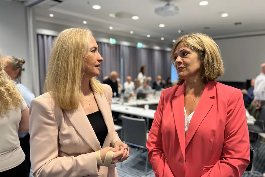 Noen få kvinner som snakker i et rom