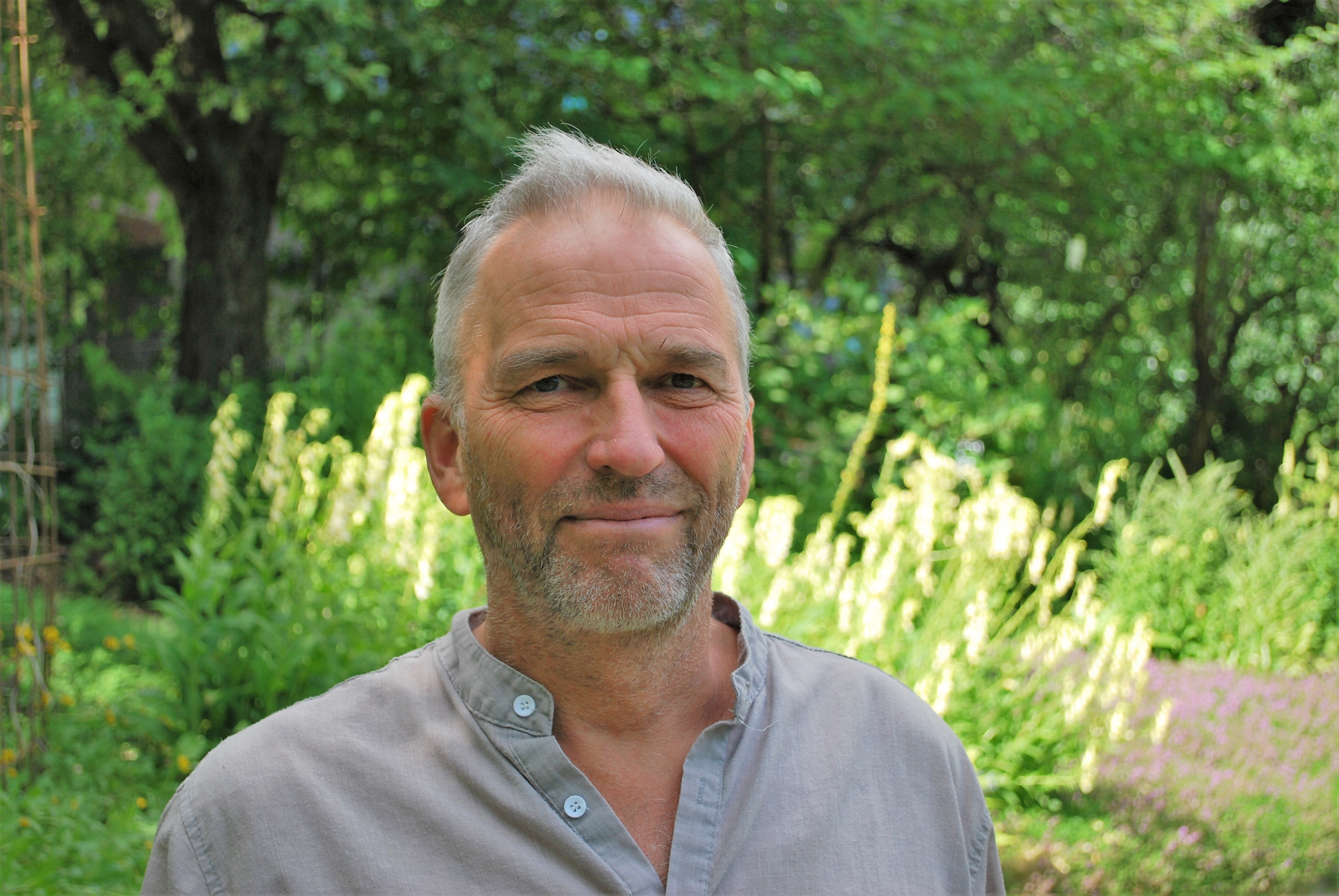 En mann som står foran trær