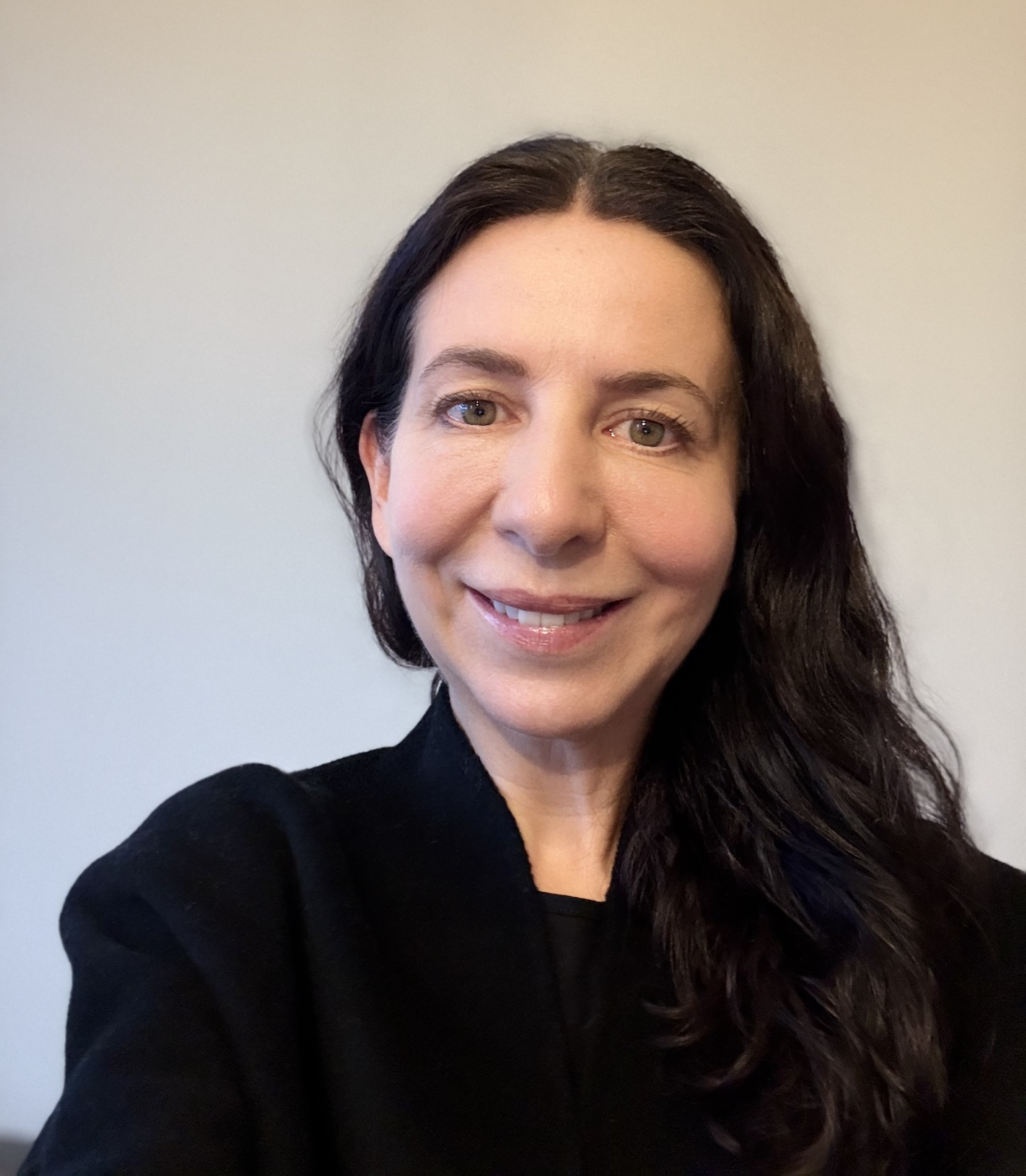 En kvinne som smiler til kameraet