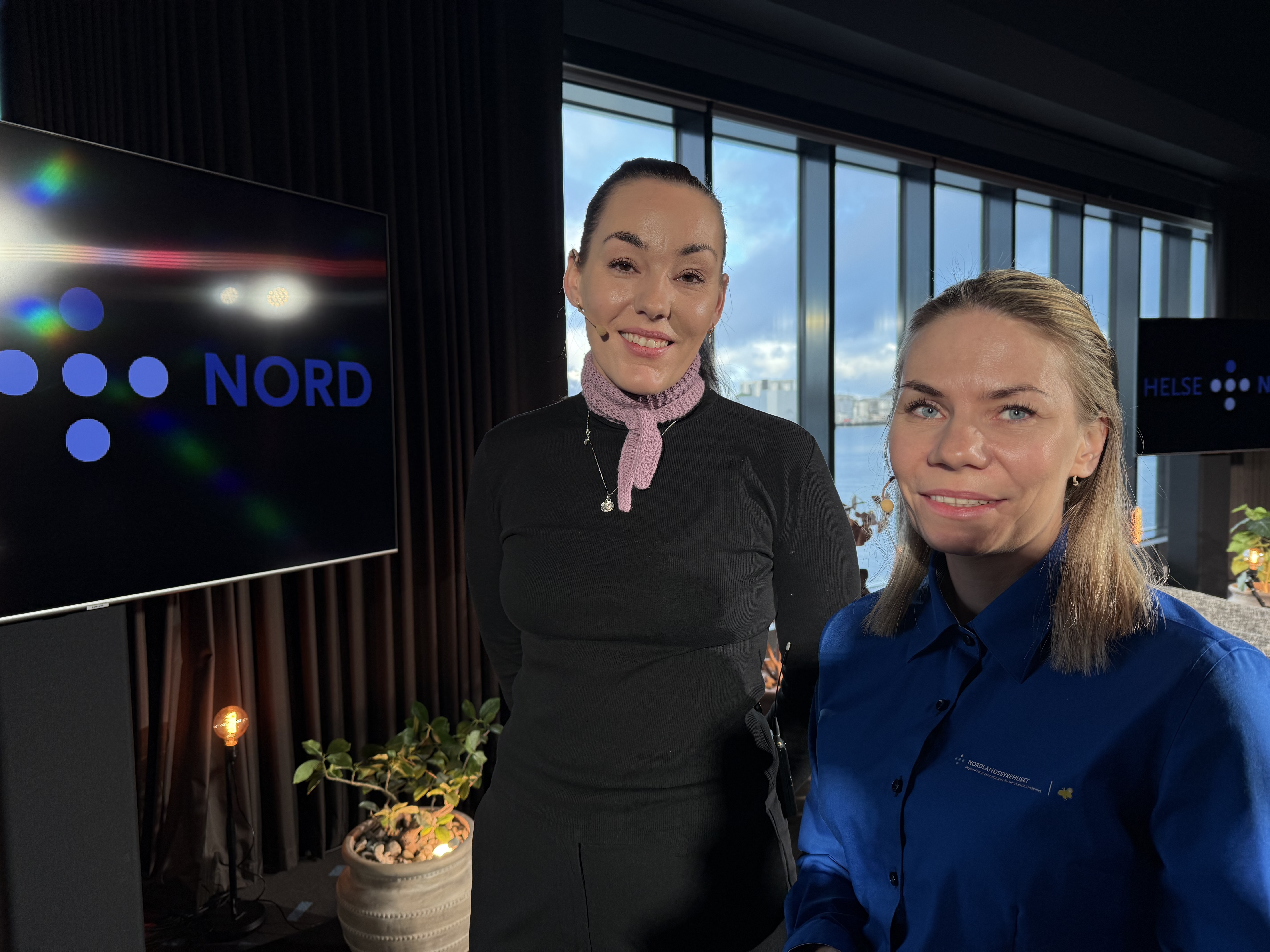 Et par kvinner som smiler