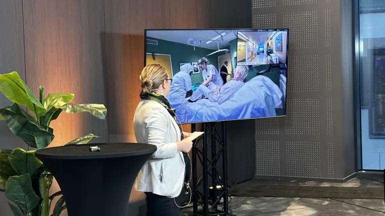 En person som ser på en stor skjerm