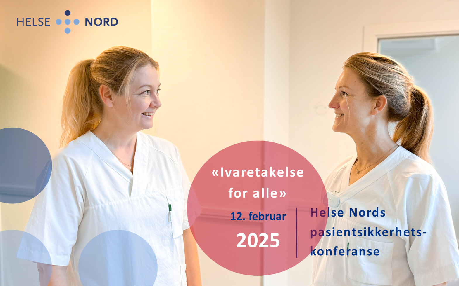 To kvinnelige helsearbeidere som ser på hverandre og smiler, med tekst om konferansen i front