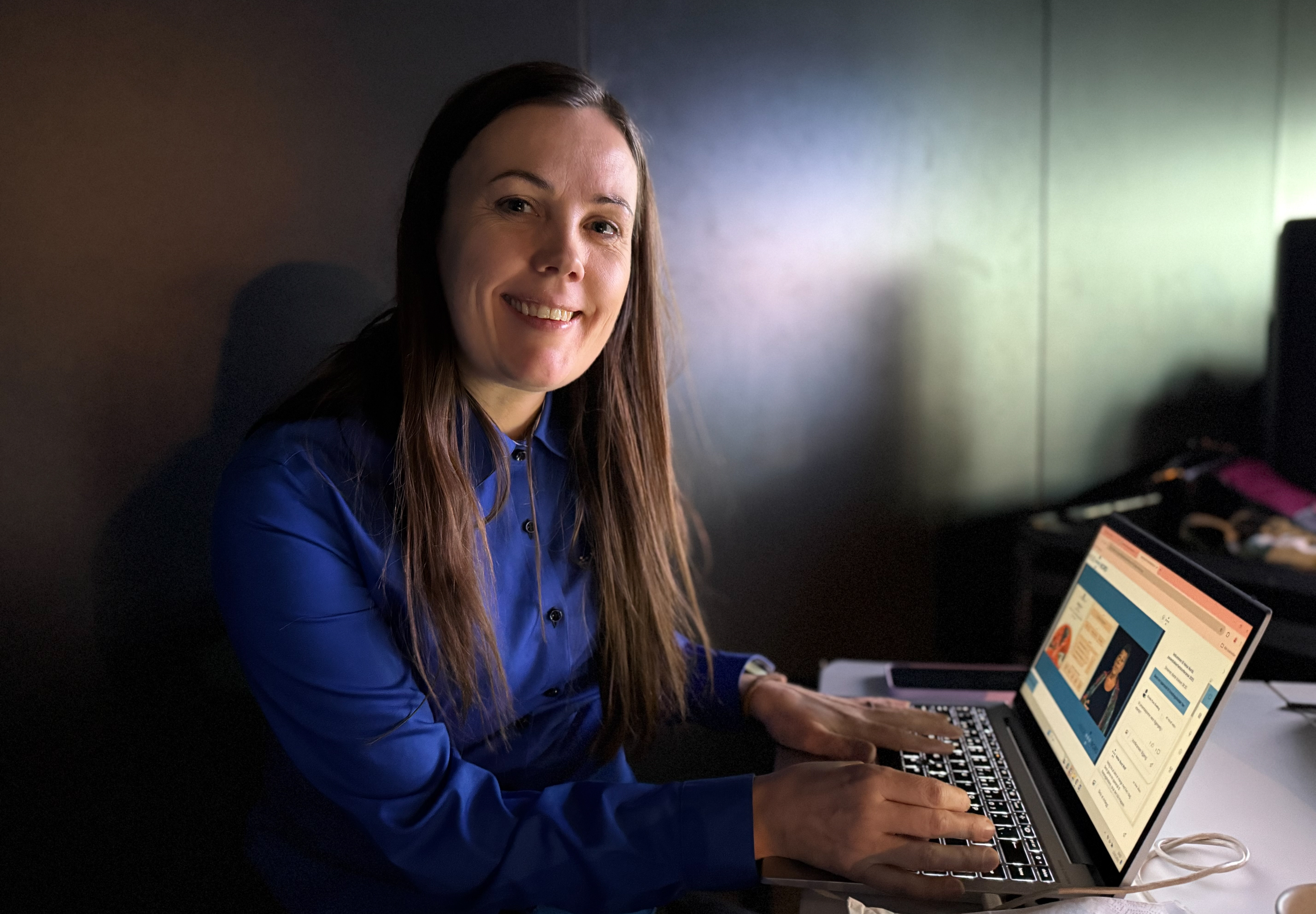 Kvinne som sitter foran en PC