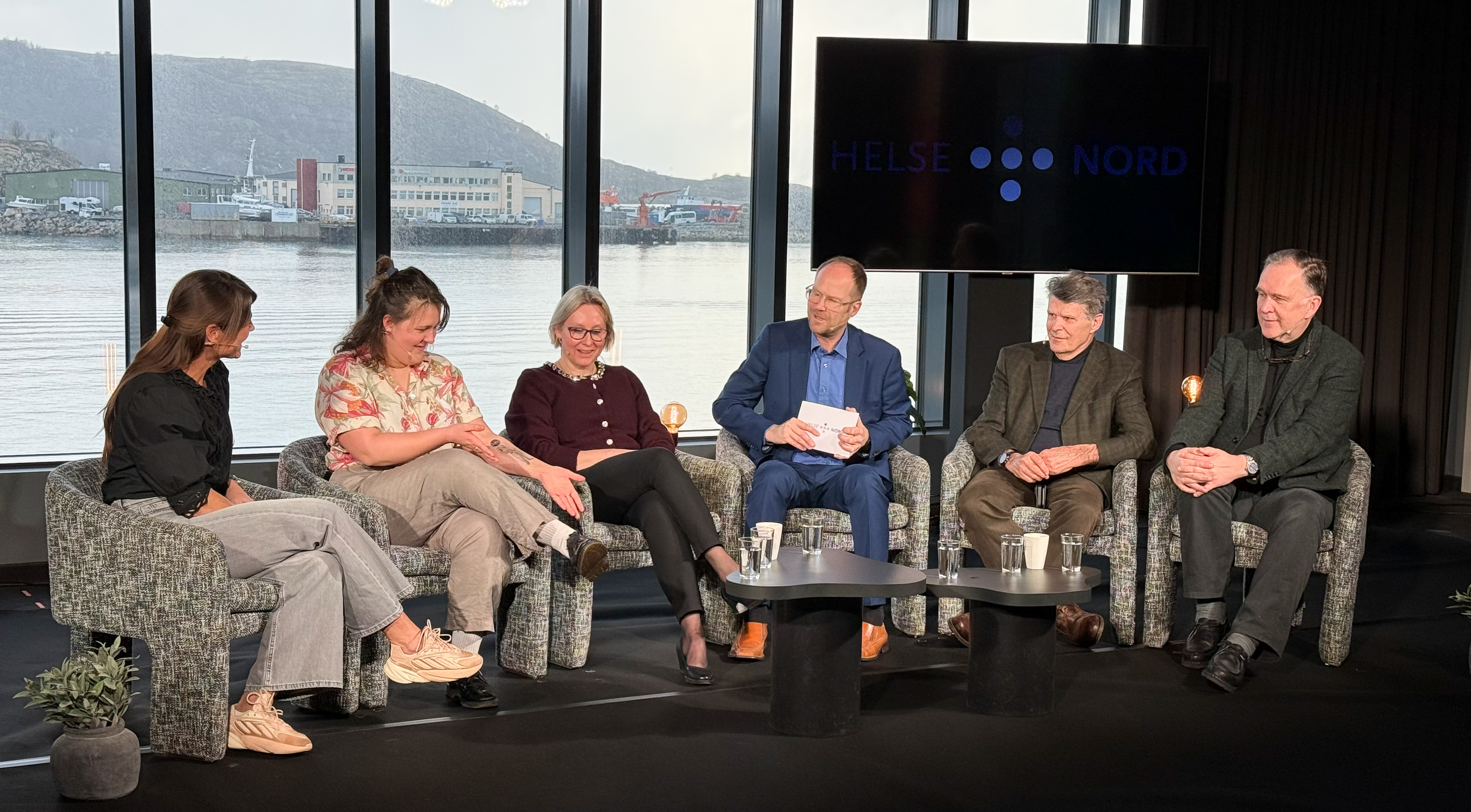 En gruppe mennesker som sitter på en sofa