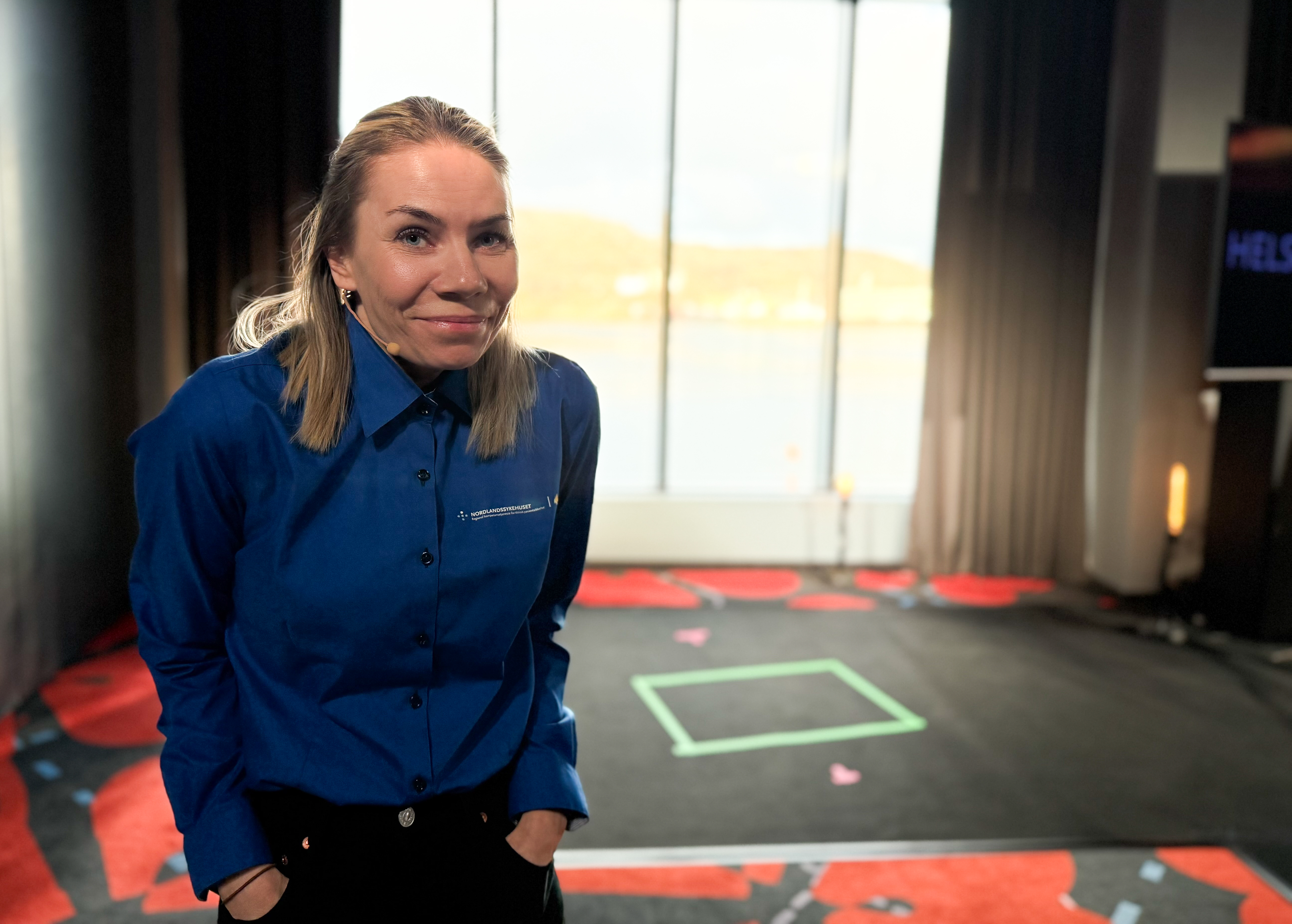 Kvinne i blå skjorte