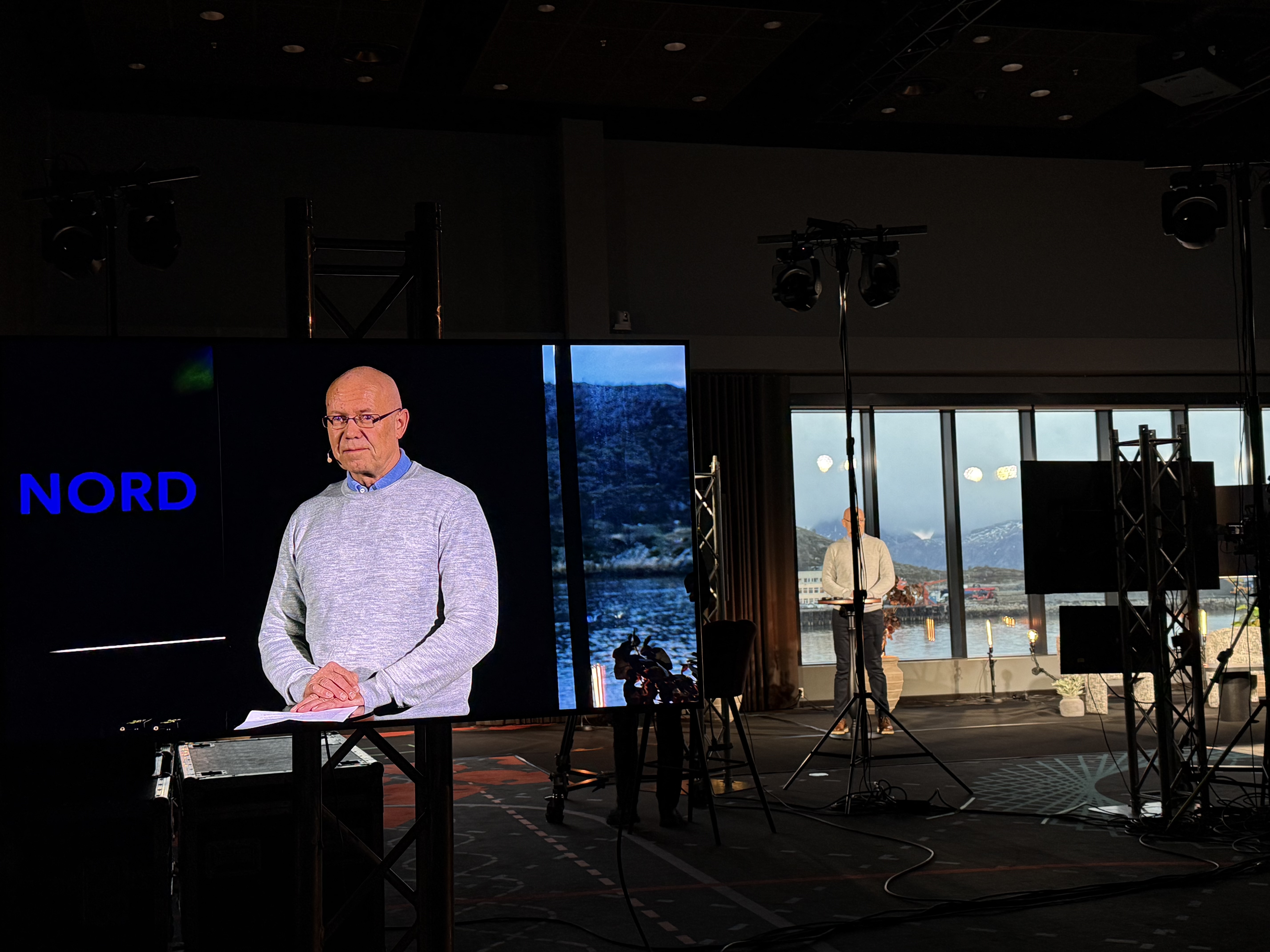 En mann som står på et podium