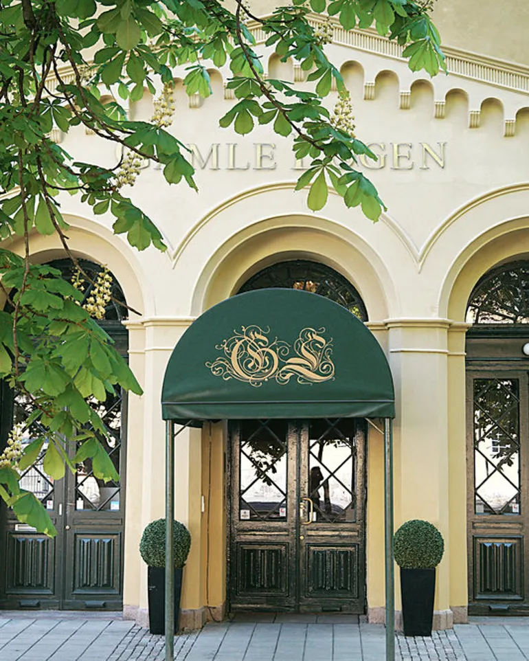 En bygning med grønn markise