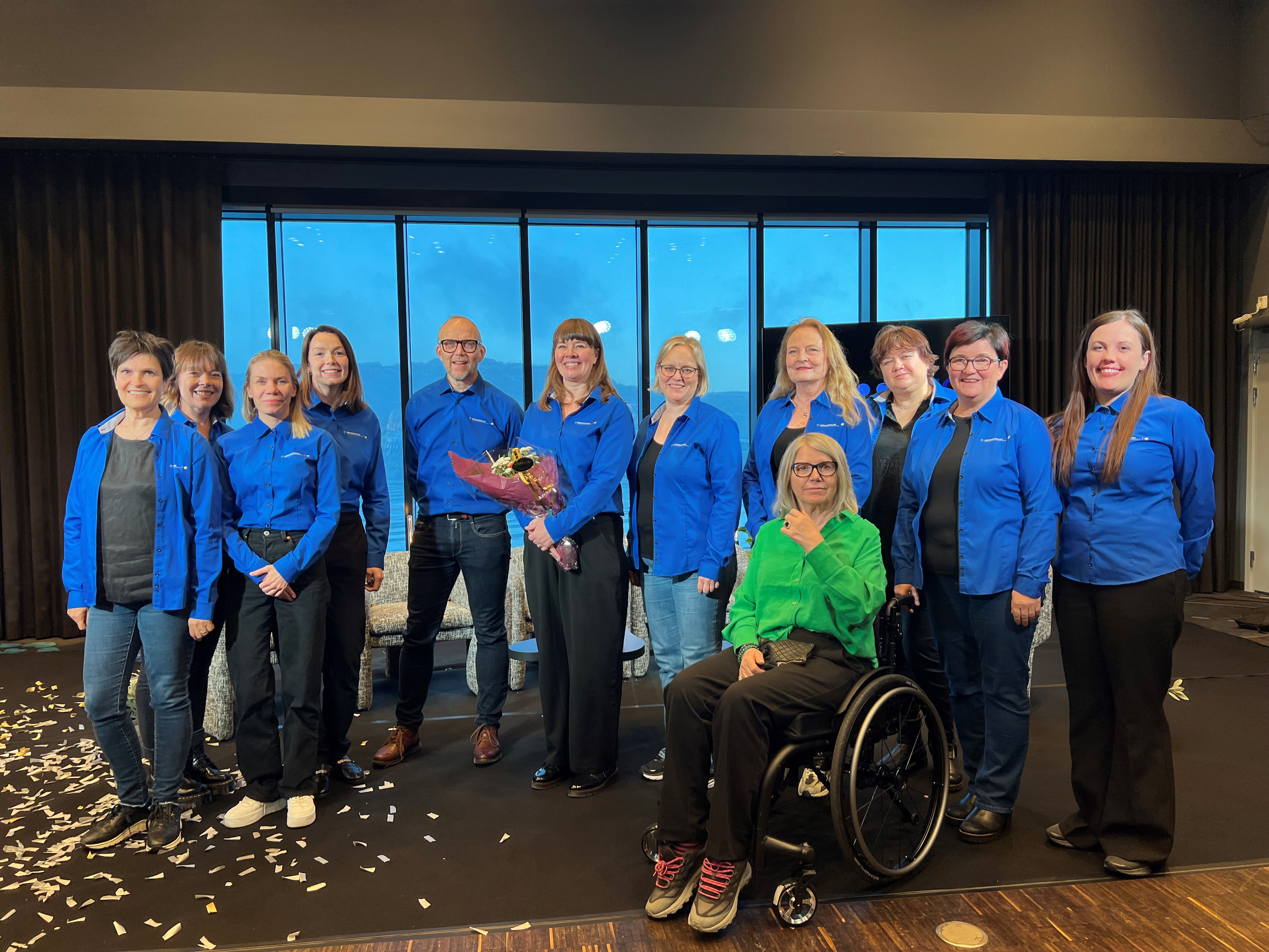 Personer i blå skjorte stilt opp sammen