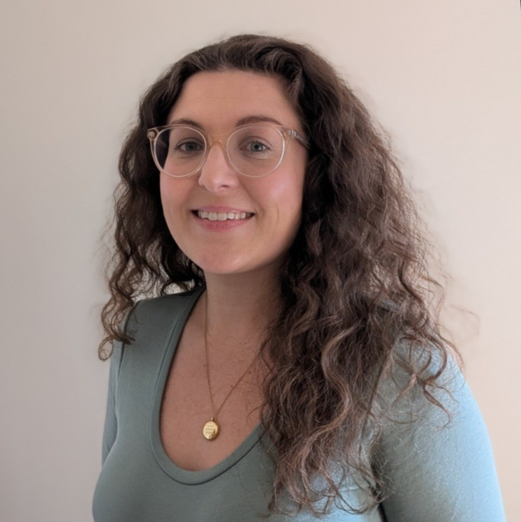 En kvinne med briller