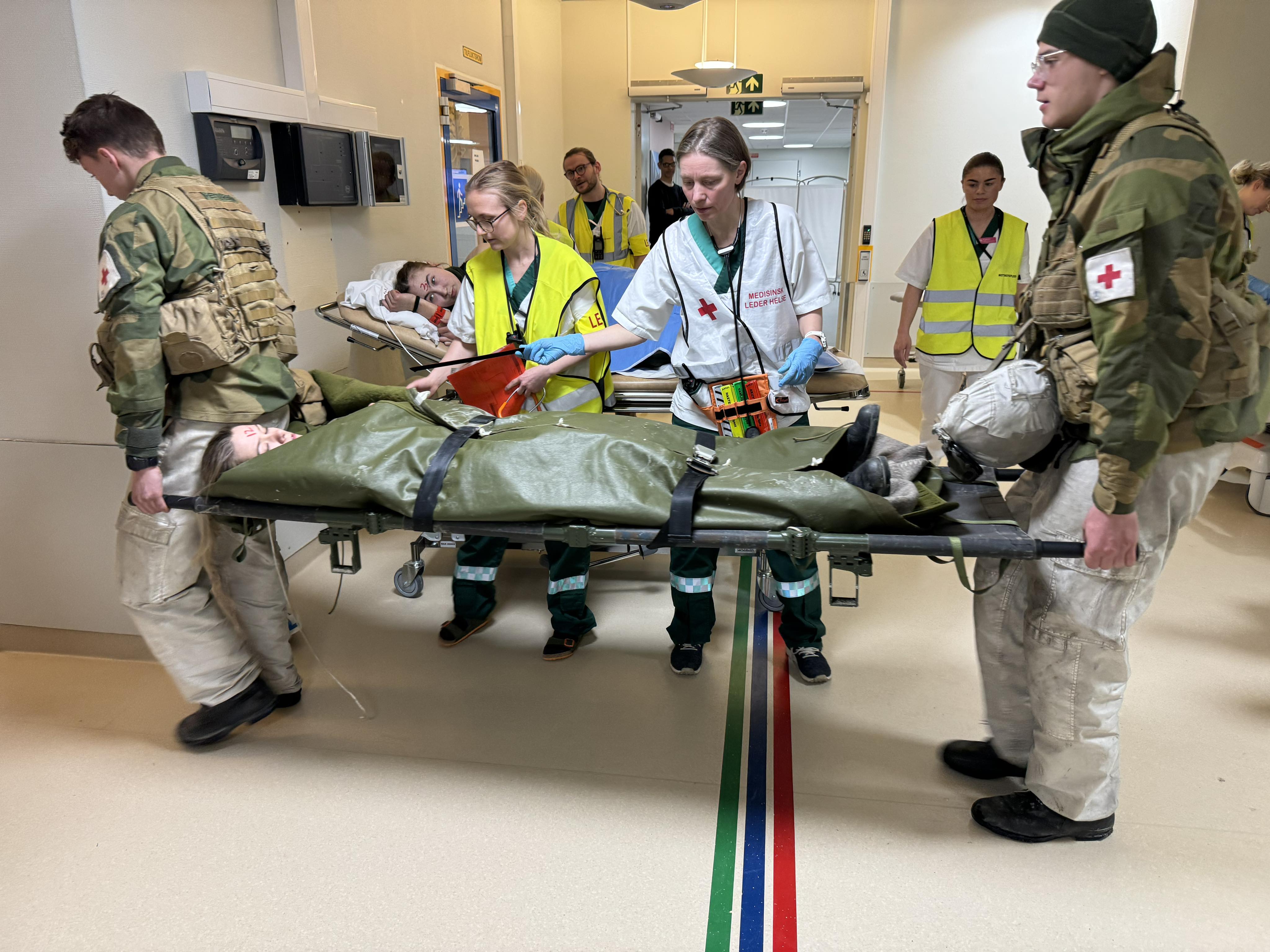 En gruppe mennesker i et rom