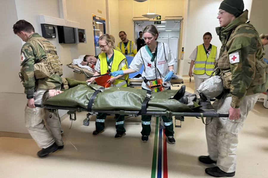 En gruppe mennesker i et rom