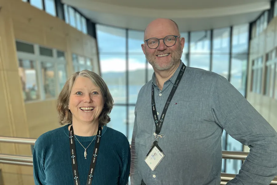 En mann og en kvinne som smiler