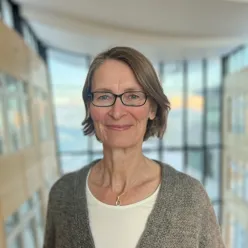 En person med briller