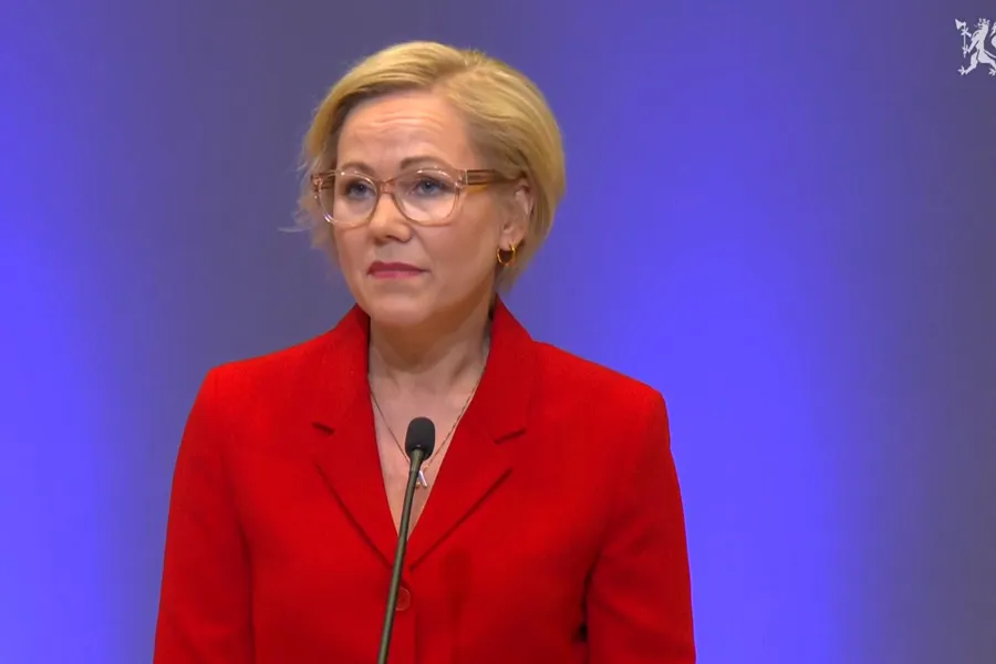 En person i rød drakt