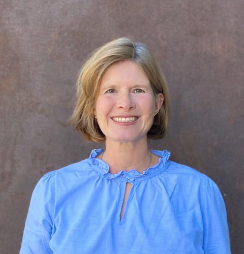 En kvinne som smiler