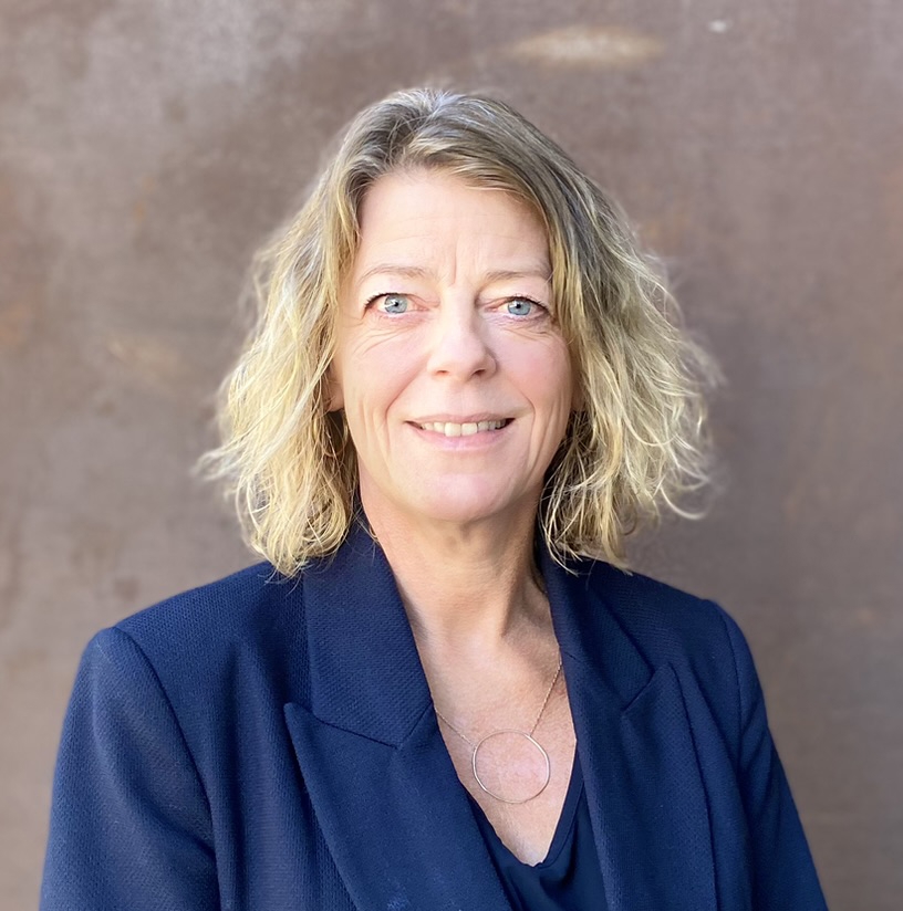 En kvinne i blå skjorte