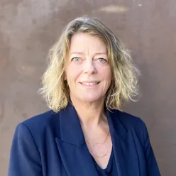 En kvinne i blå skjorte