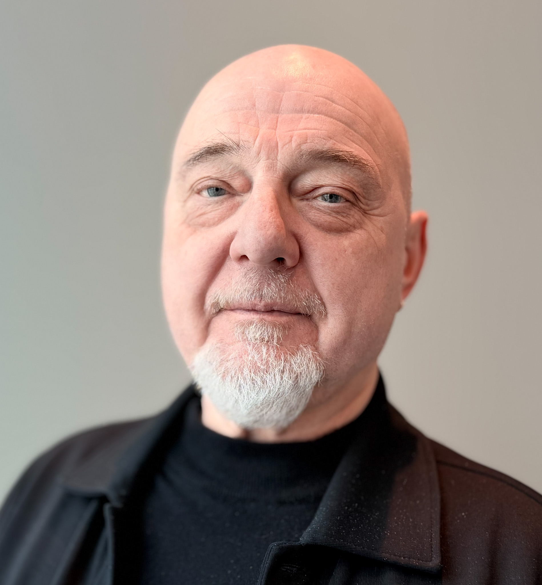 En mann med hvitt skjegg