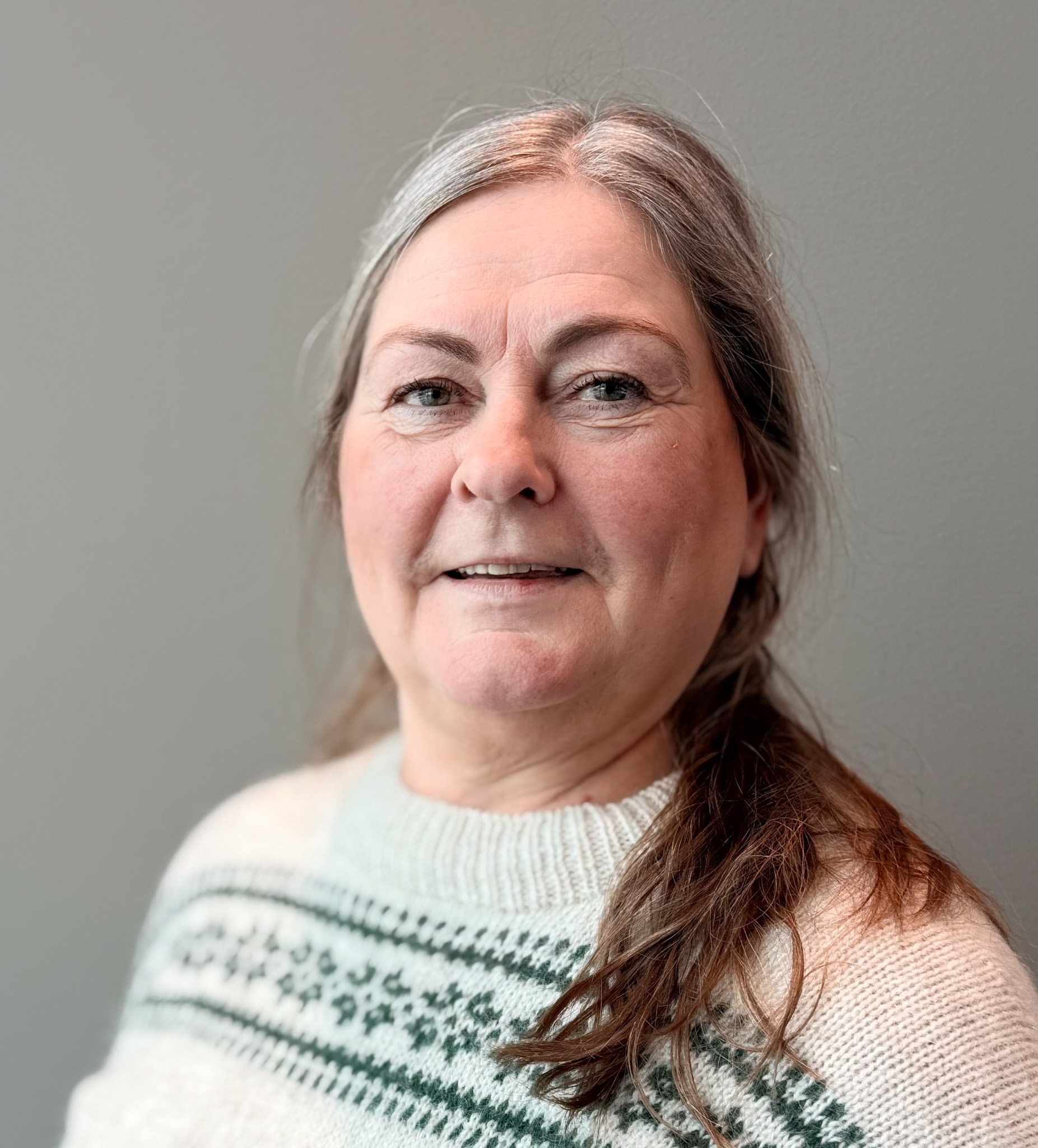 En kvinne med langt hår