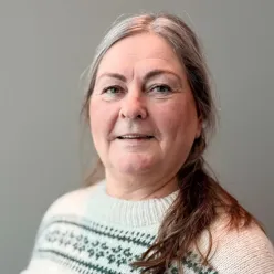 En kvinne med langt hår