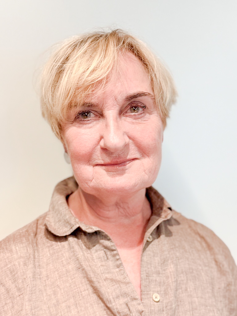 Et nærbilde av en smilende kvinne