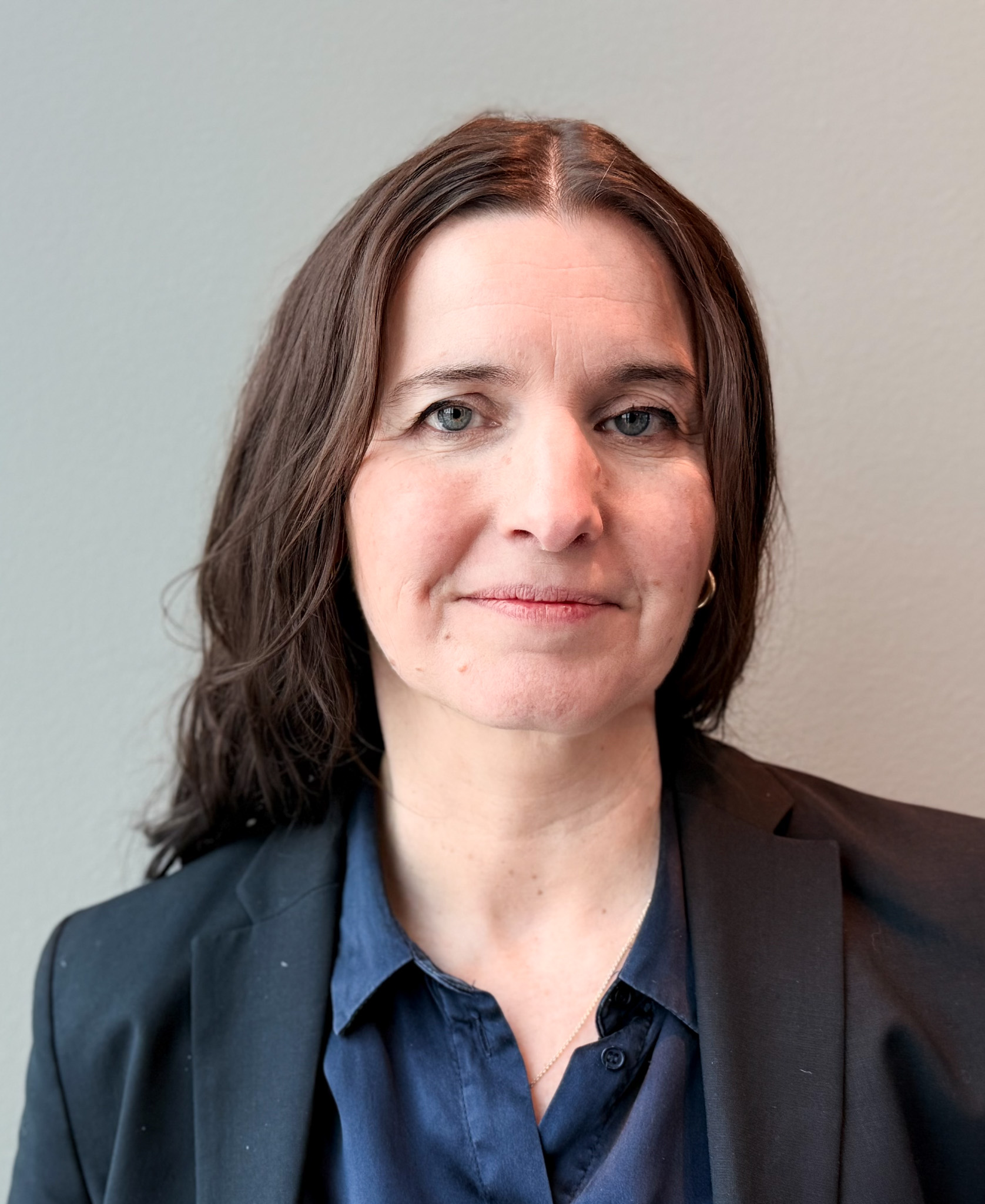 En kvinne med langt brunt hår