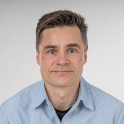 En mann i blå skjorte