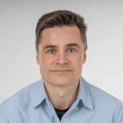 En mann i blå skjorte