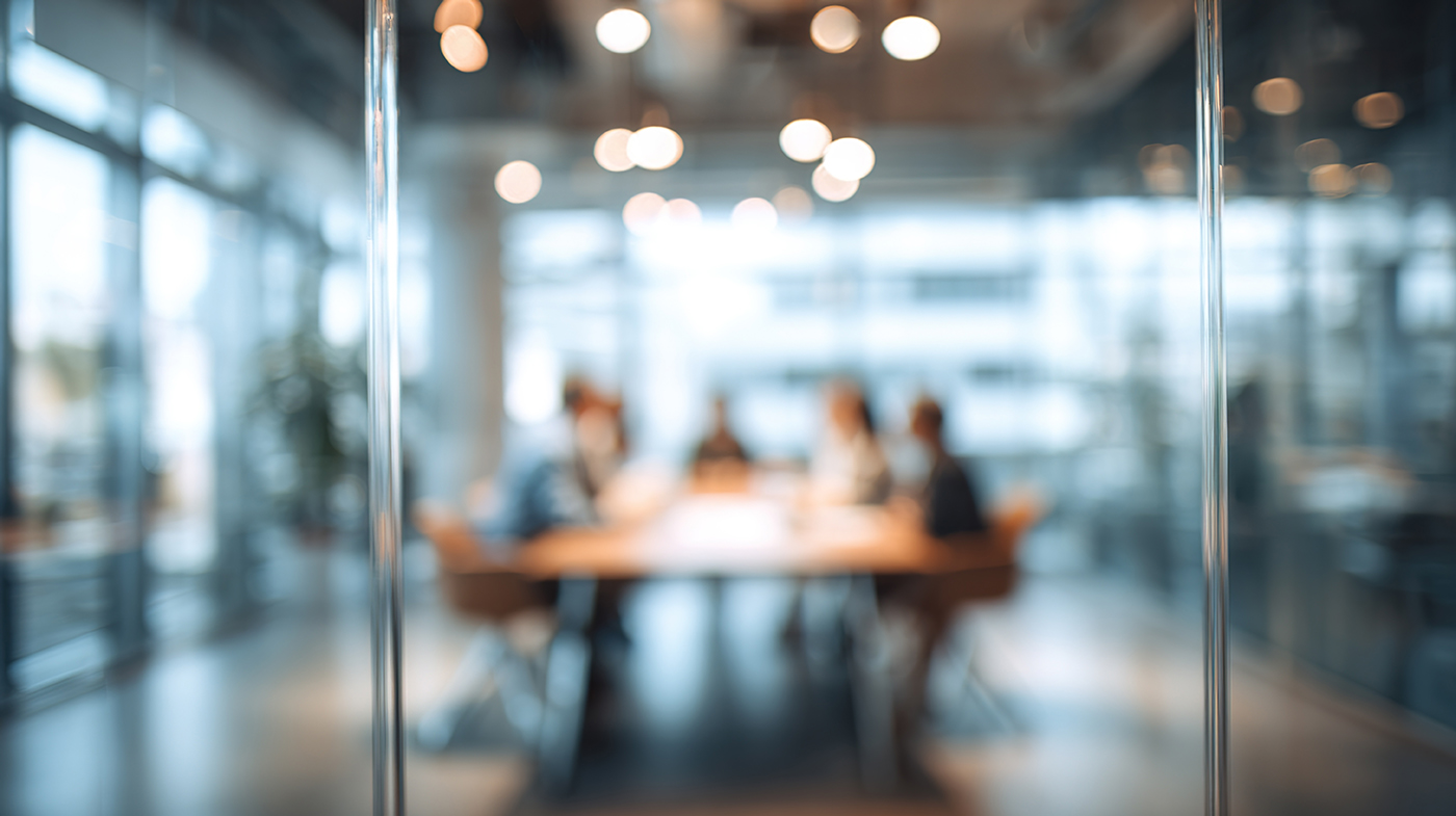 En gruppe mennesker som sitter ved et bord