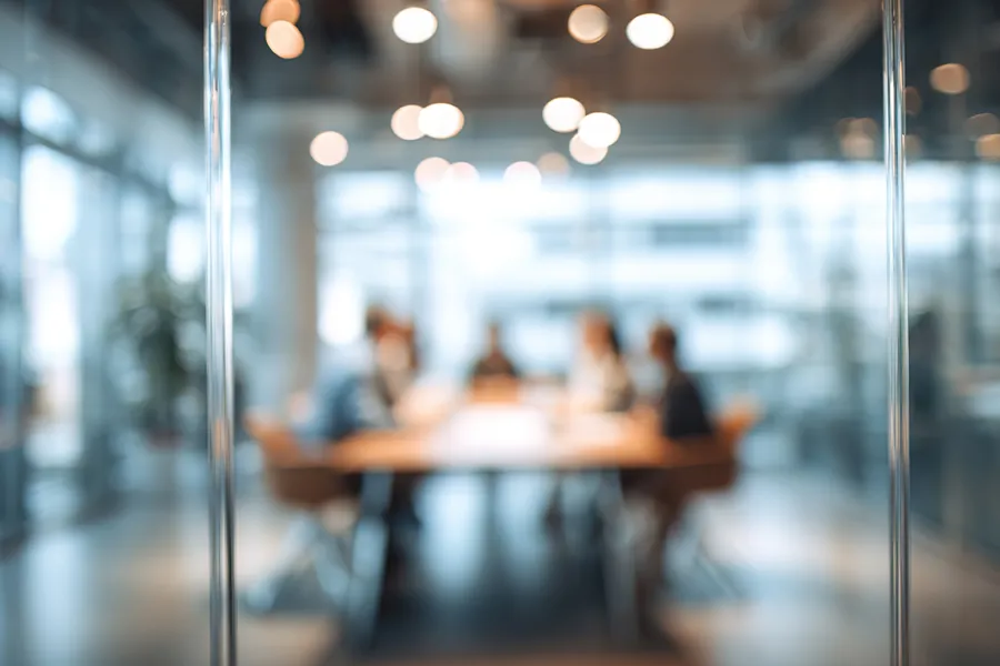 En gruppe mennesker som sitter ved et bord