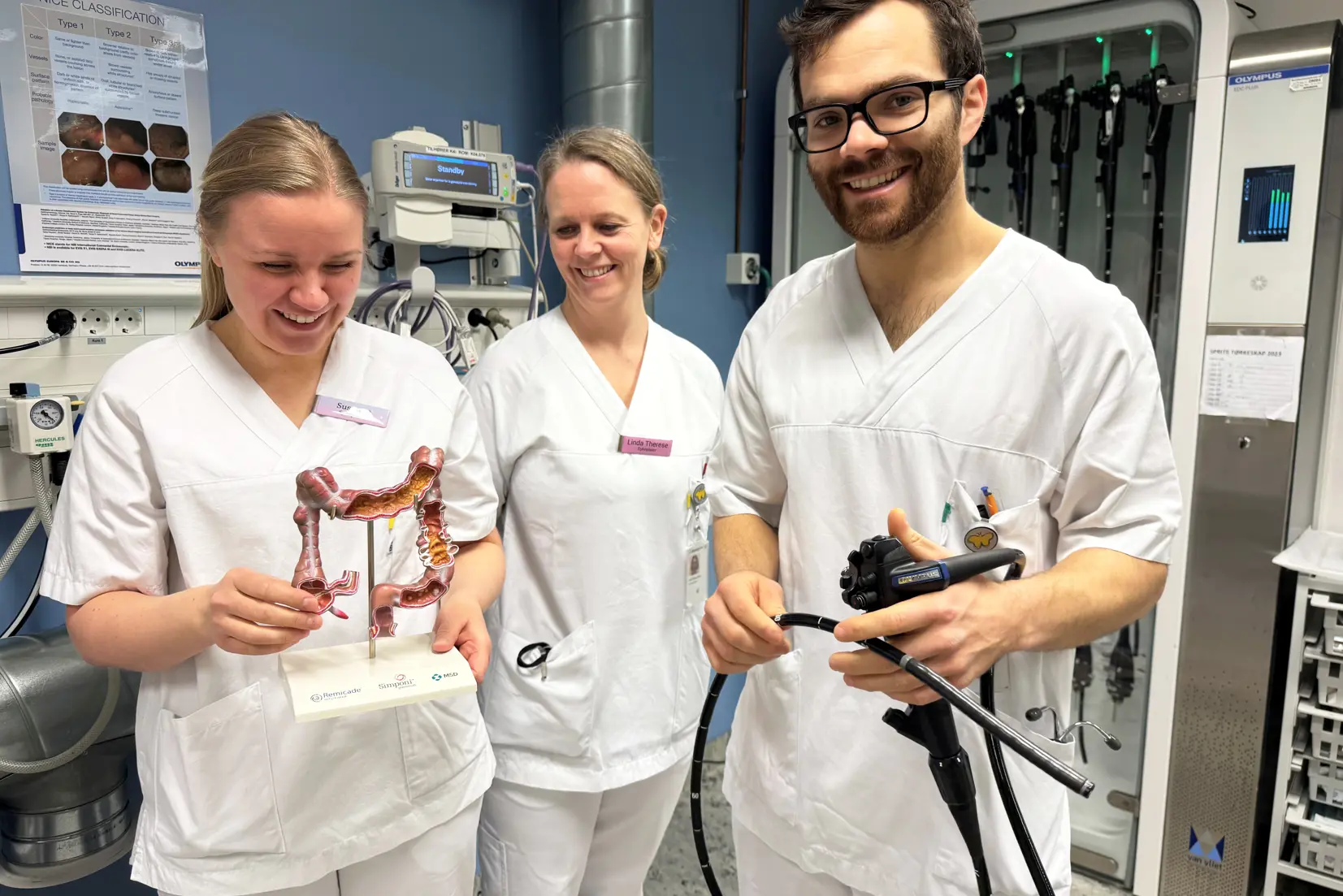 En gruppe mennesker i hvite laboratoriefrakker som holder medisinsk utstyr