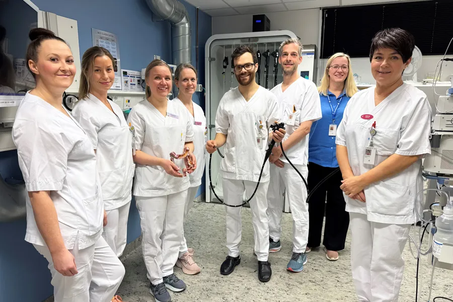 En gruppe mennesker iført hvite laboratoriefrakker