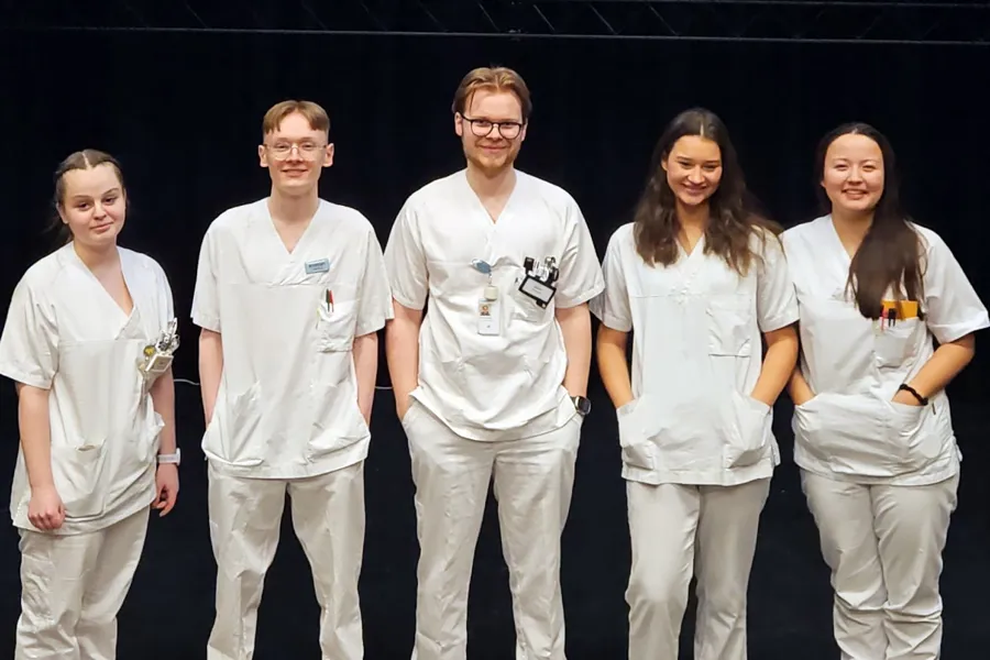 En gruppe mennesker iført hvite uniformer