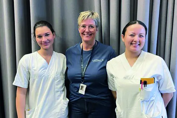 En gruppe kvinner som smiler