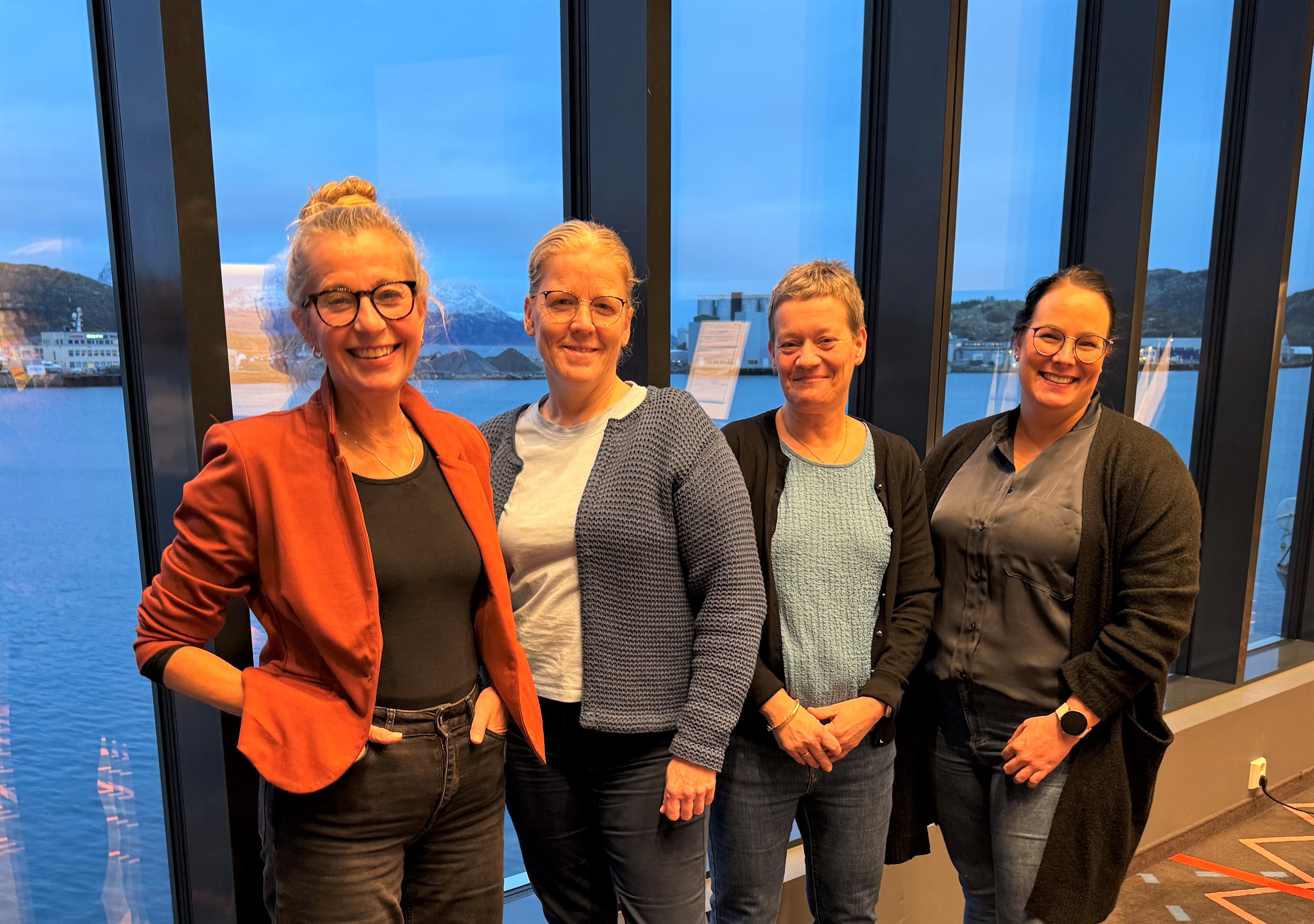 En gruppe mennesker som poserer for et bilde