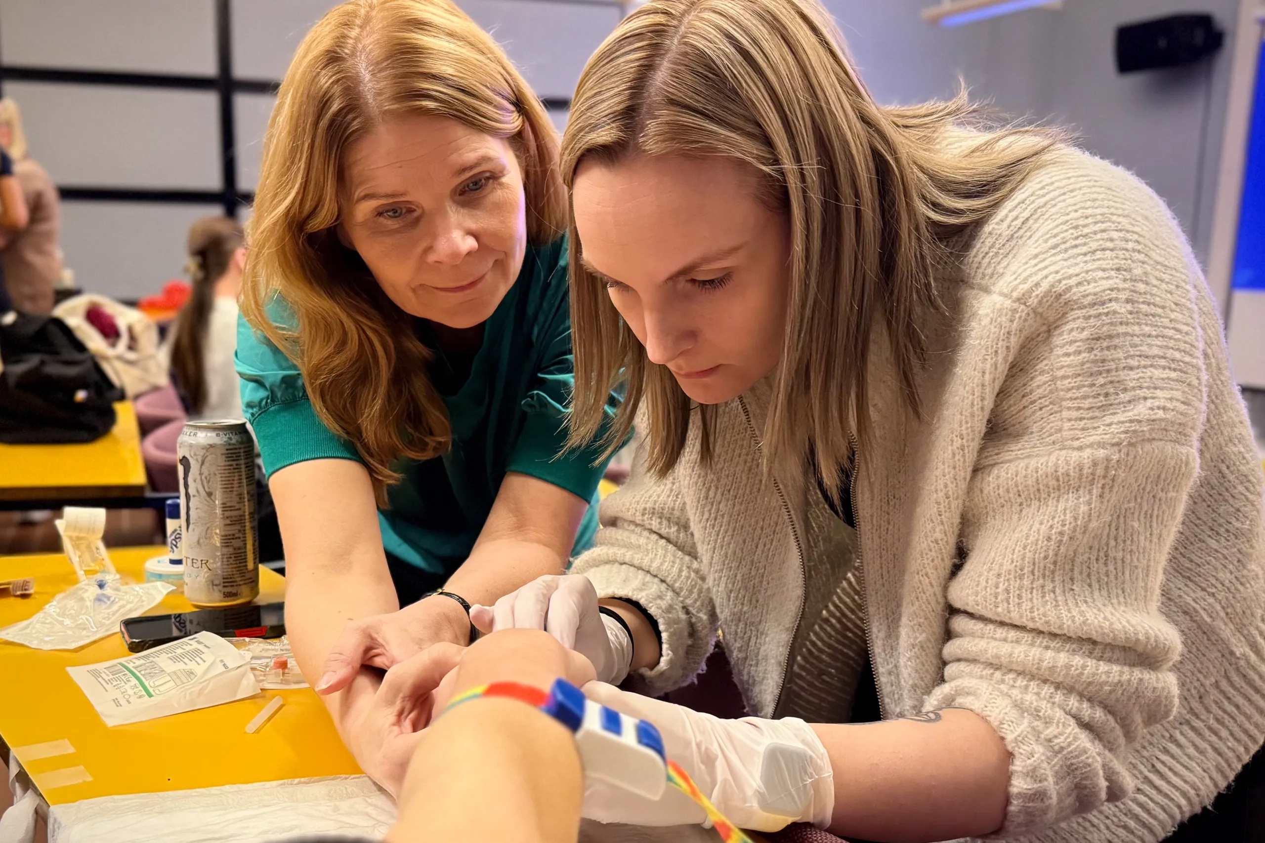 Et par jenter som ser på en avis