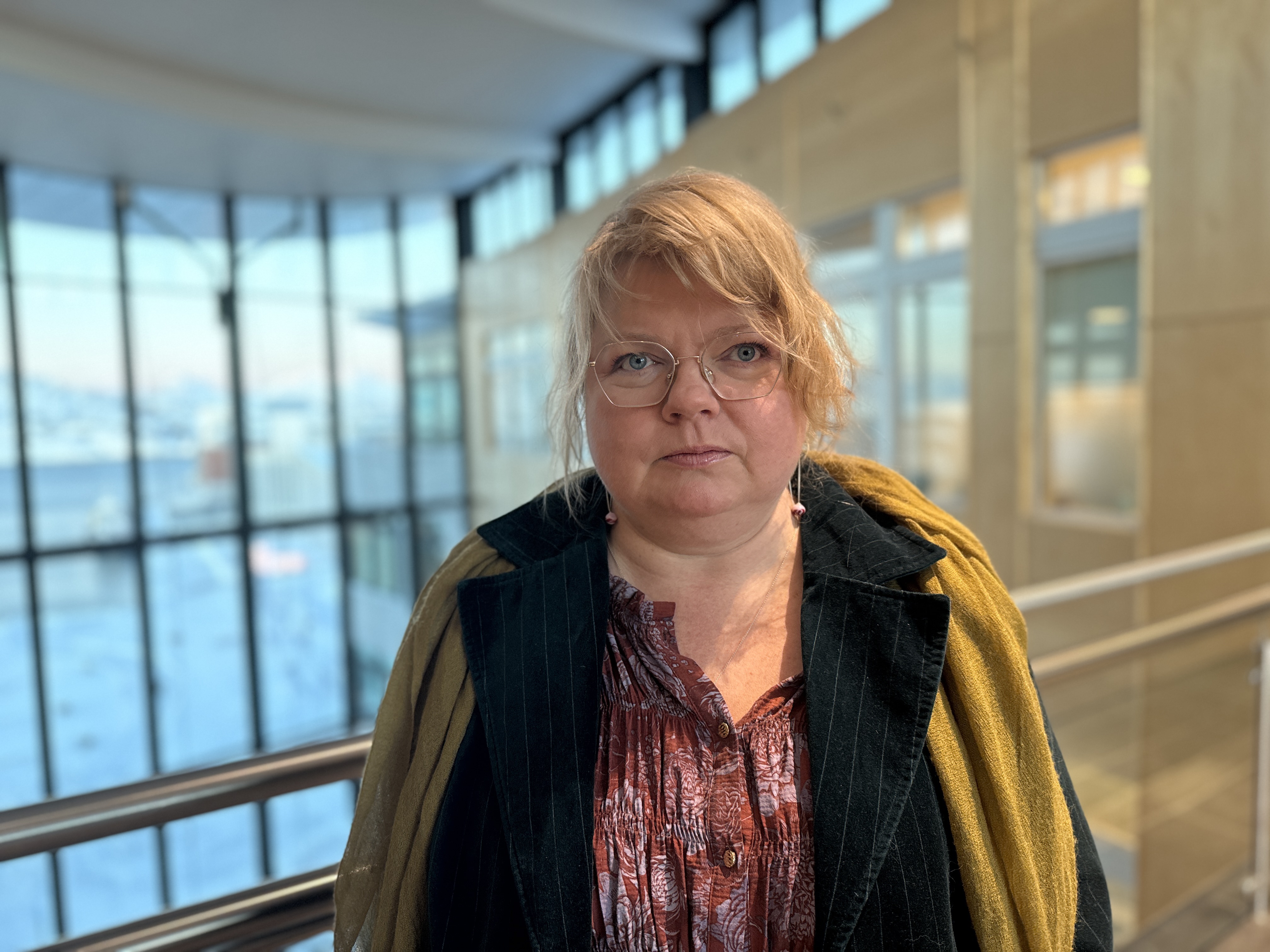 En kvinne som bruker briller