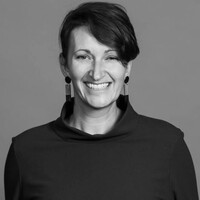 En kvinne som smiler til kameraet