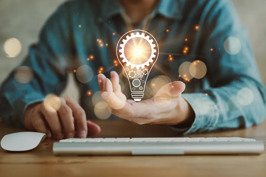 En person som holder en lyspære