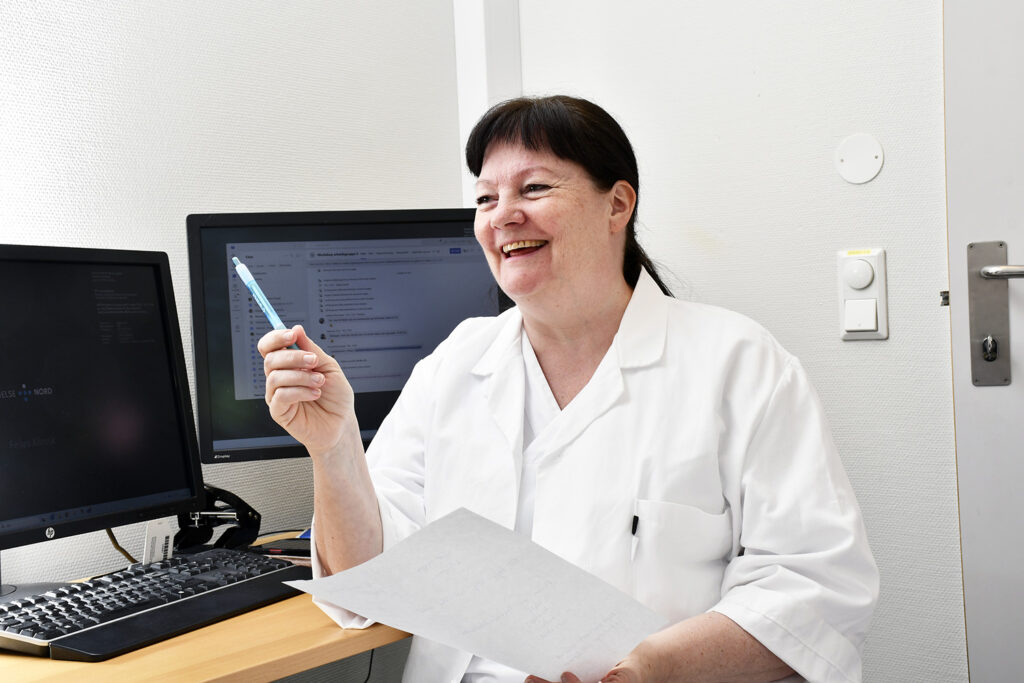 En person som holder et papir