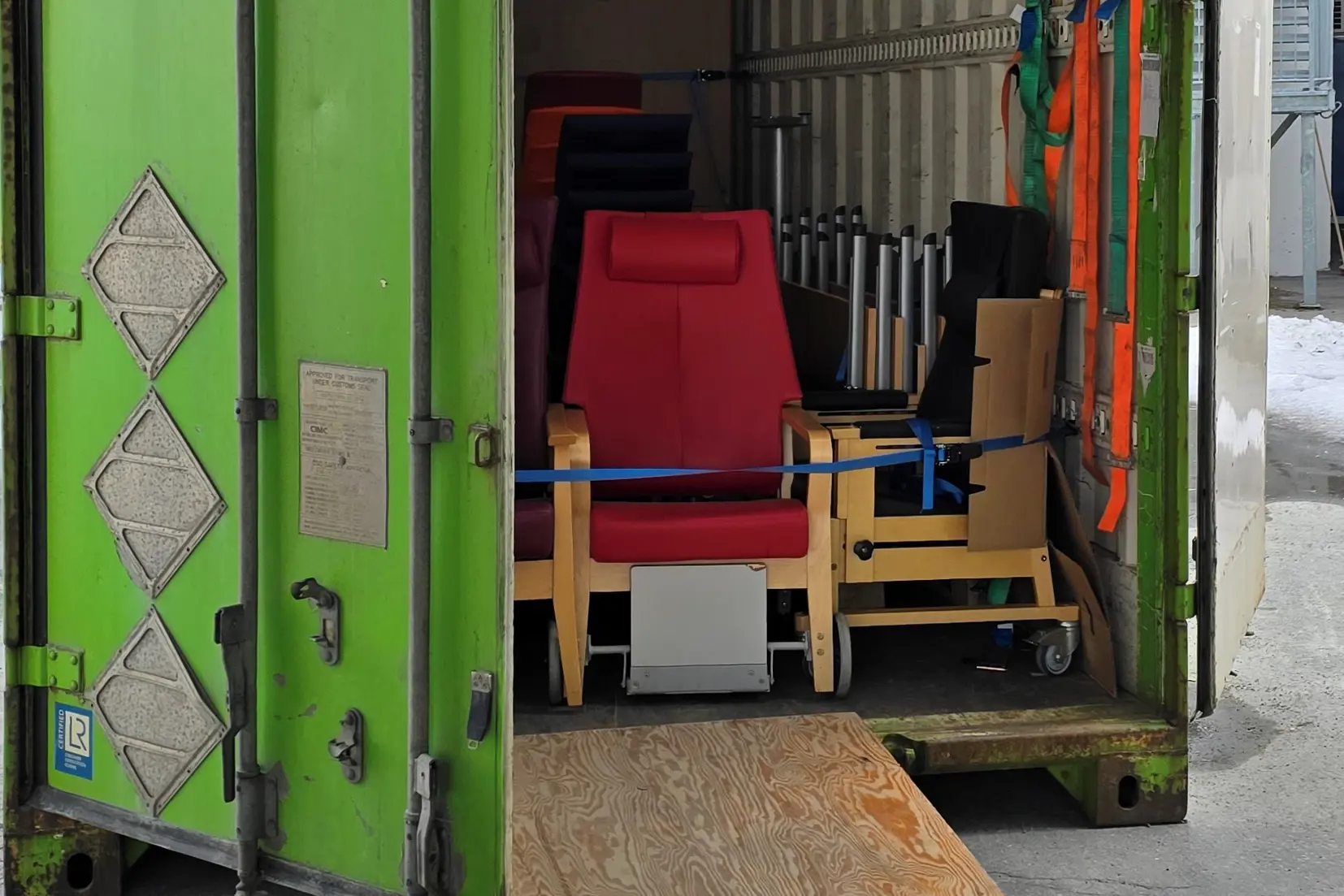 En rød stol i en container