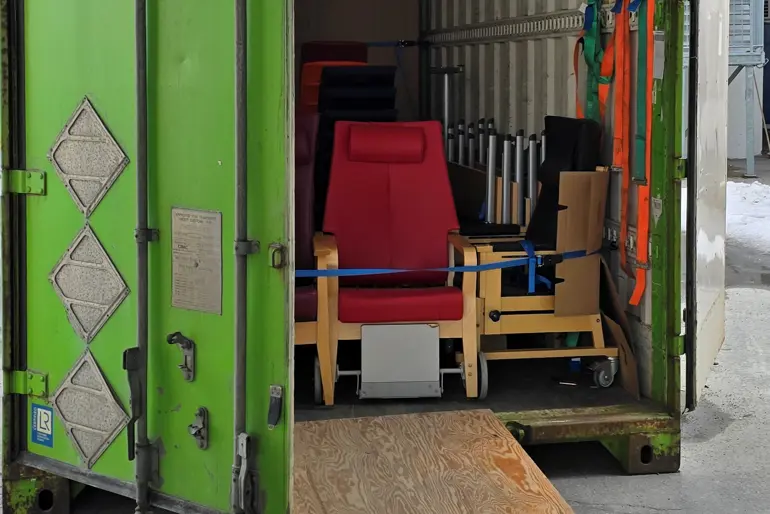 En rød stol i en container