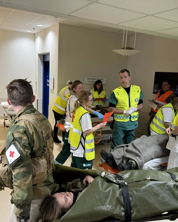 En gruppe mennesker i et rom