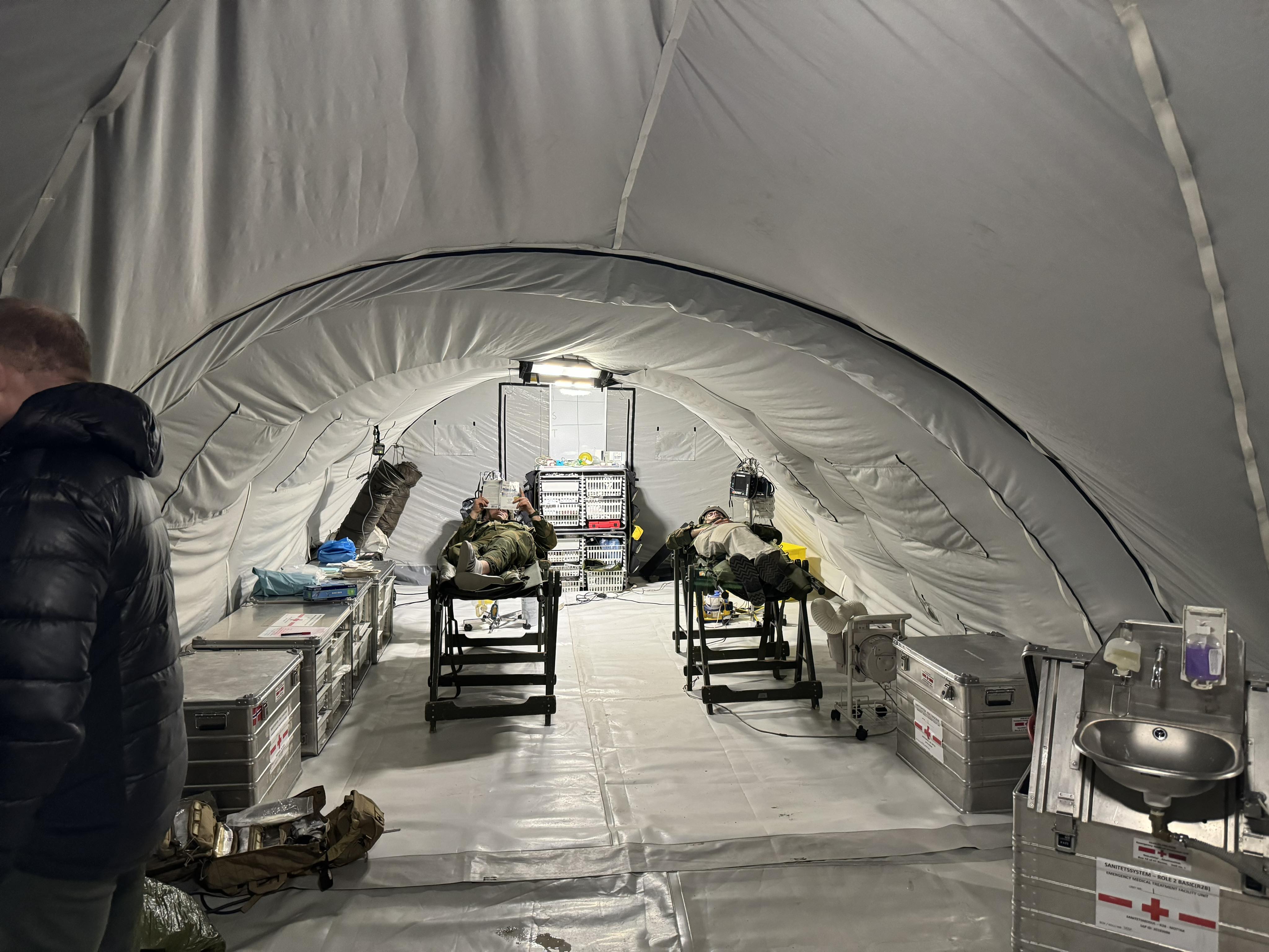 En gruppe mennesker i et telt