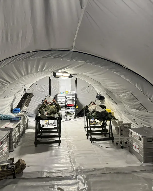 En gruppe mennesker i et telt