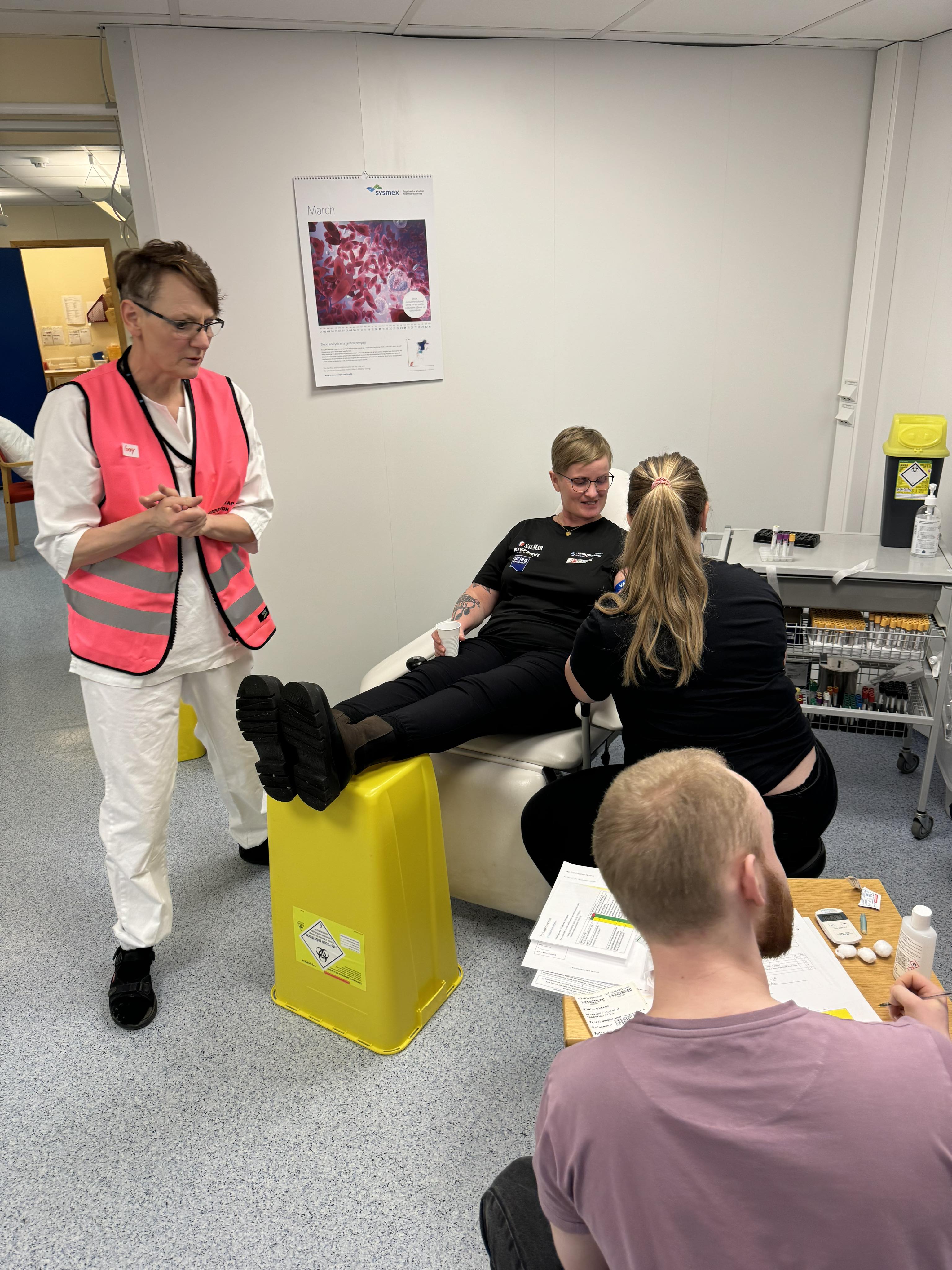 En gruppe mennesker i et rom