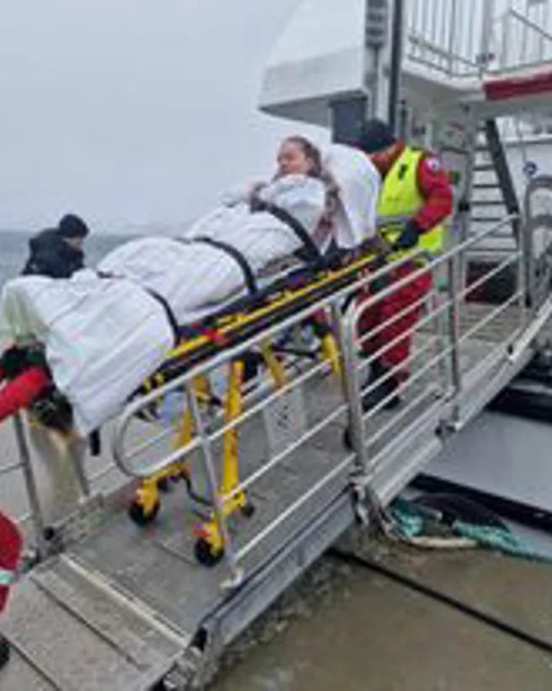 En gruppe mennesker på en båt