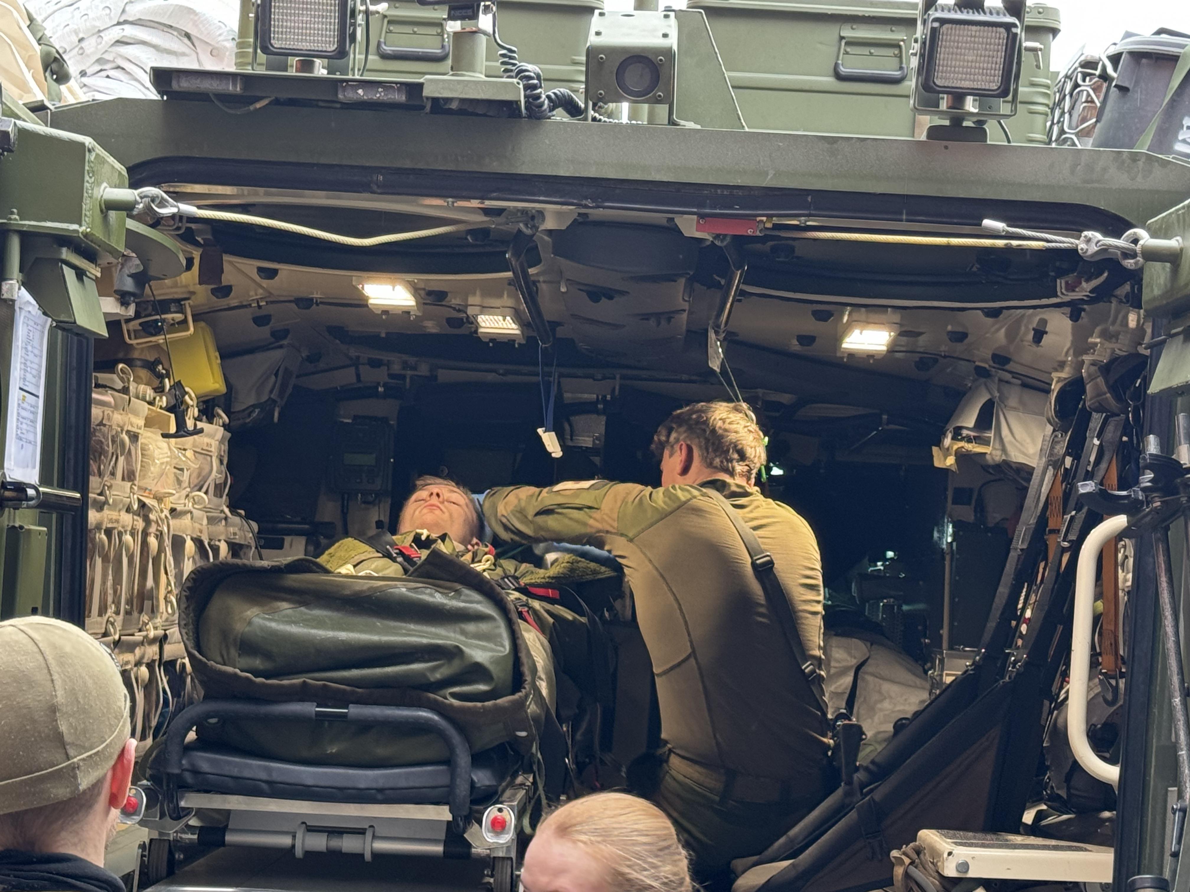 En gruppe mennesker i et rom med en stor maskin