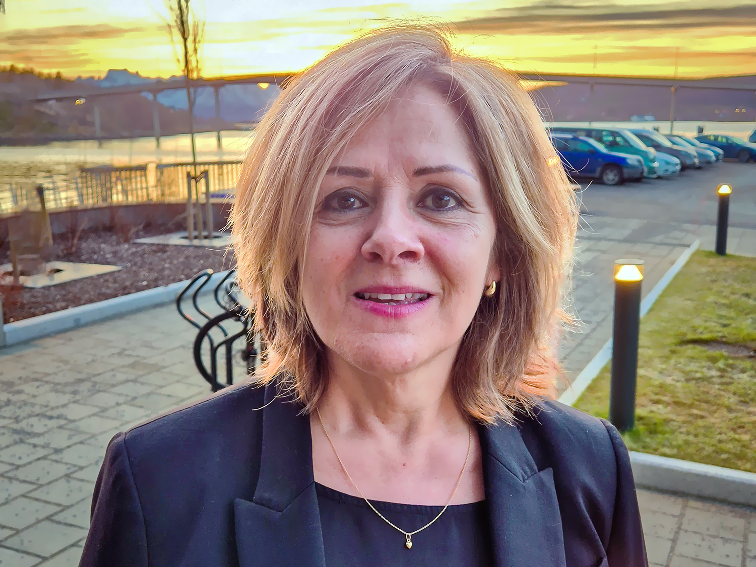 En kvinne som smiler til kameraet